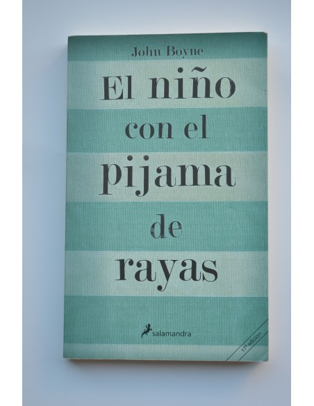 El niño con el pijama de rayas