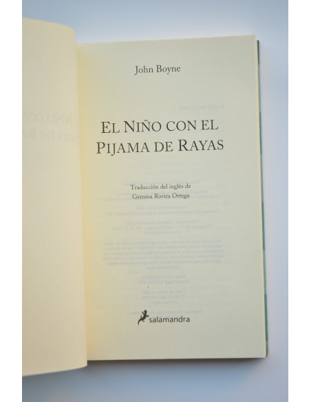 El niño con el pijama de rayas