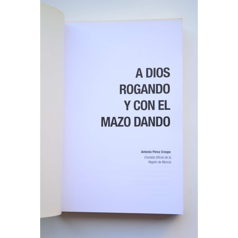 A Dios rogando y con el mazo dando