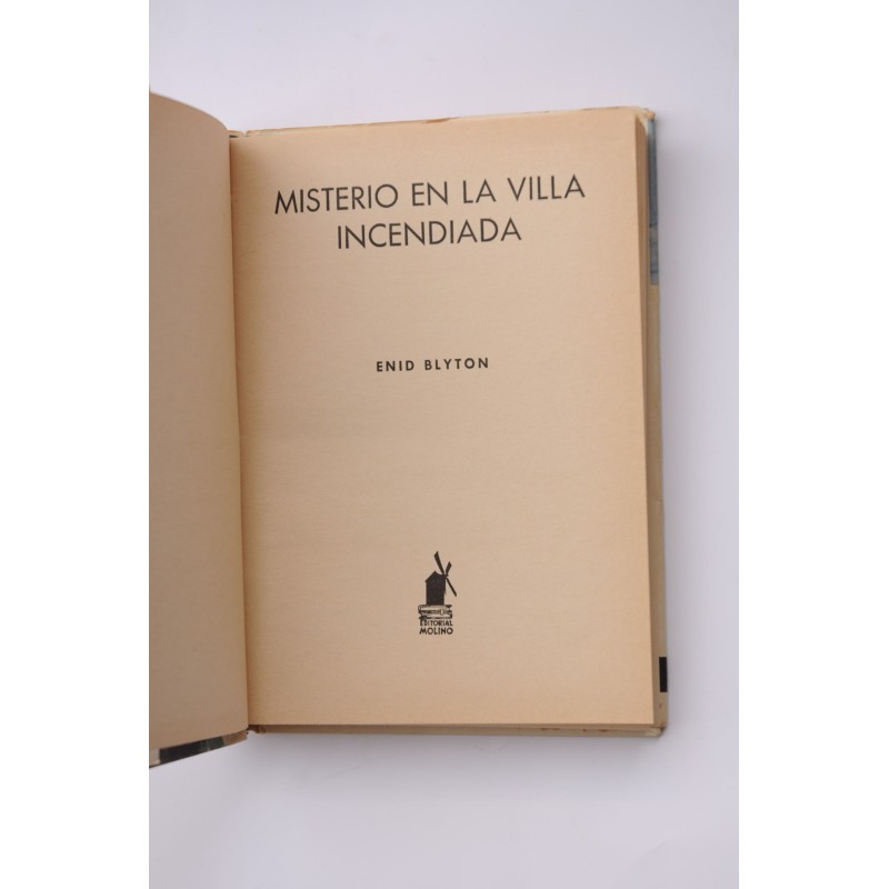 Misterio en la villa incendiada