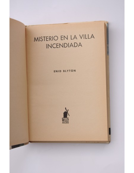 Misterio en la villa incendiada