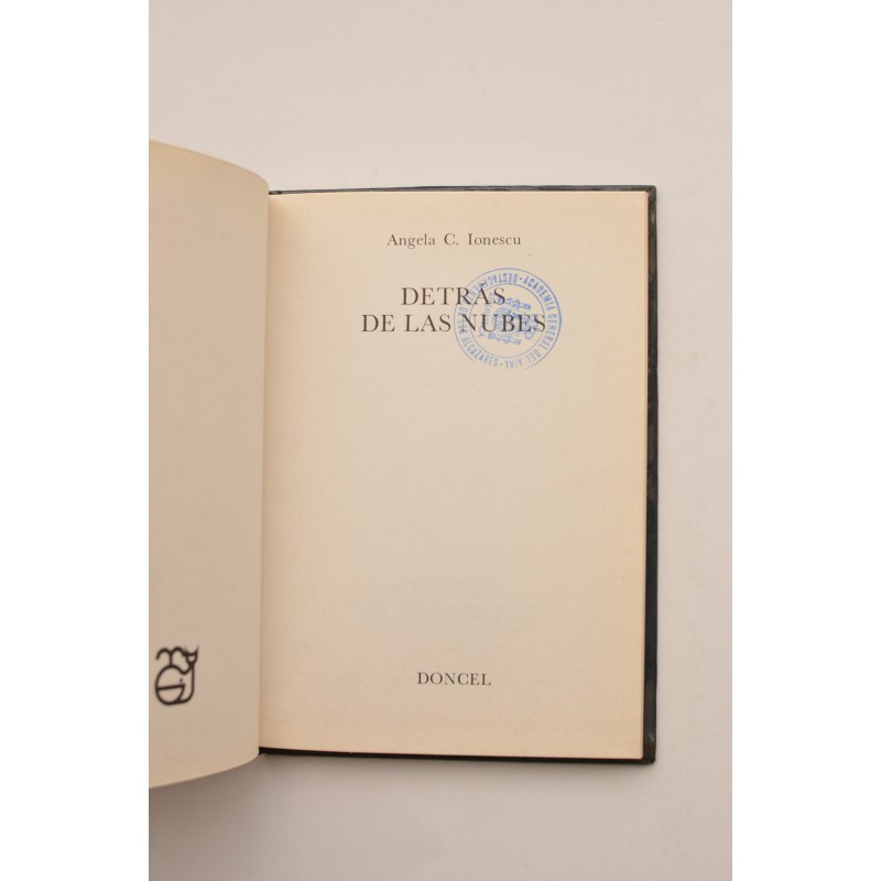Detrás de las nubes