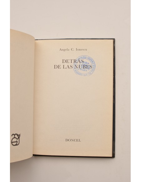 Detrás de las nubes