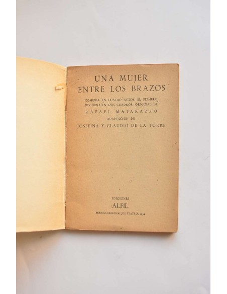 Una mujer entre los brazos