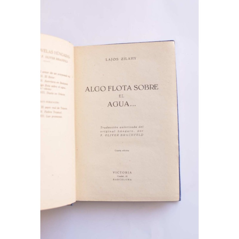 Algo flota sobre el agua