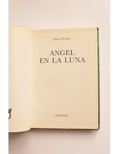 Ángel en la luna