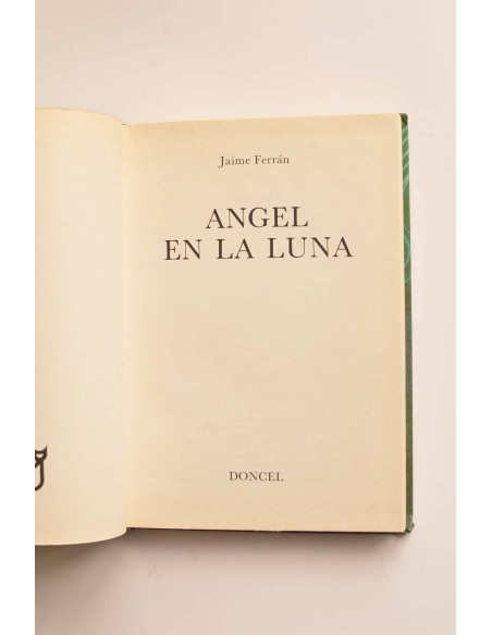 Ángel en la luna