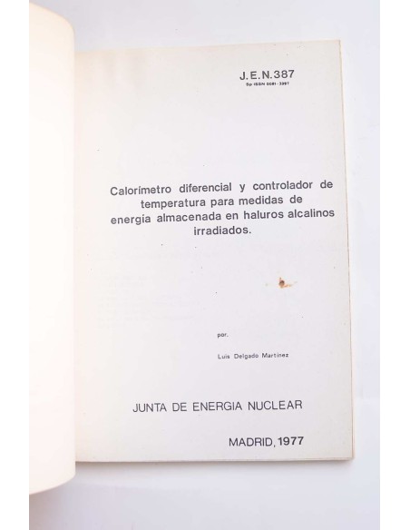 Calorímetro diferencial y controlador de temperatura para medidas de energía almacenada en haluros alcalinos irradiados
