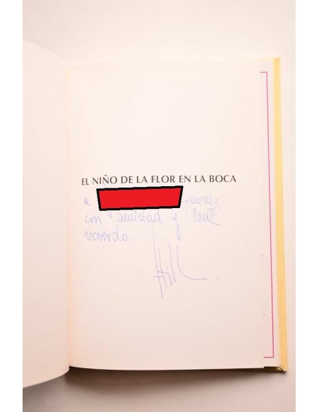 El niño de la flor en la boca
