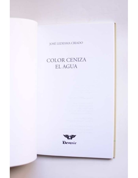 Color ceniza el agua