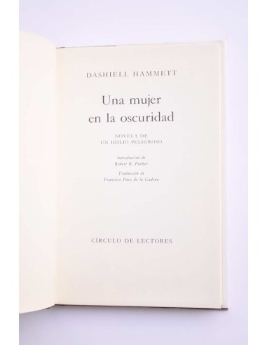 Una mujer en la oscuridad