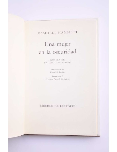 Una mujer en la oscuridad