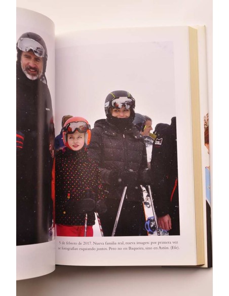 El rey ante el espejo. Crónica de una batalla: legado, asedio y política en el trono de la reina Letizia y Felipe VI