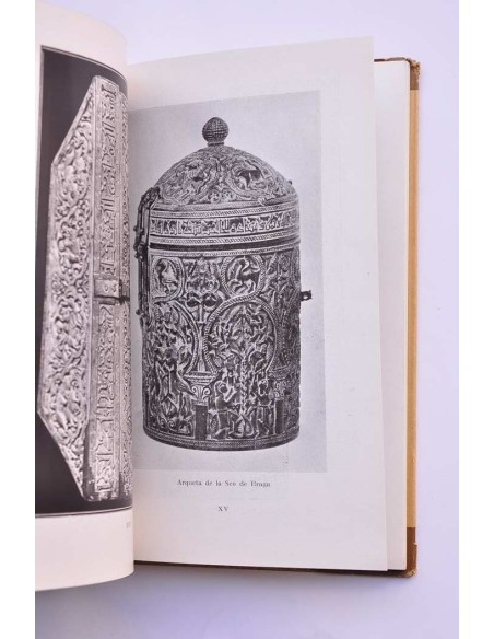 Marfiles y azabaches españoles