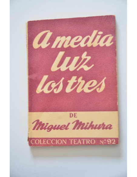 A media luz los tres