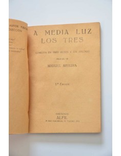 A media luz los tres 2