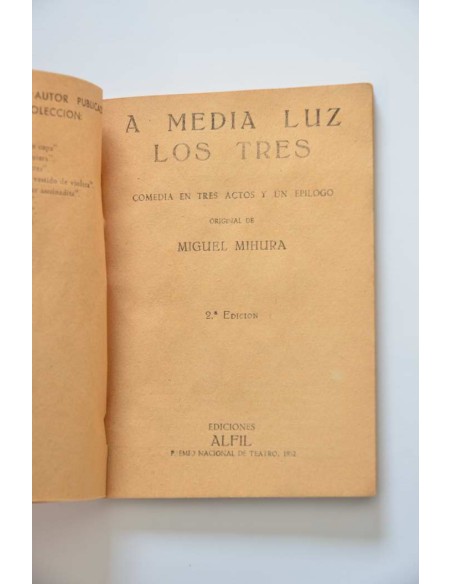 A media luz los tres
