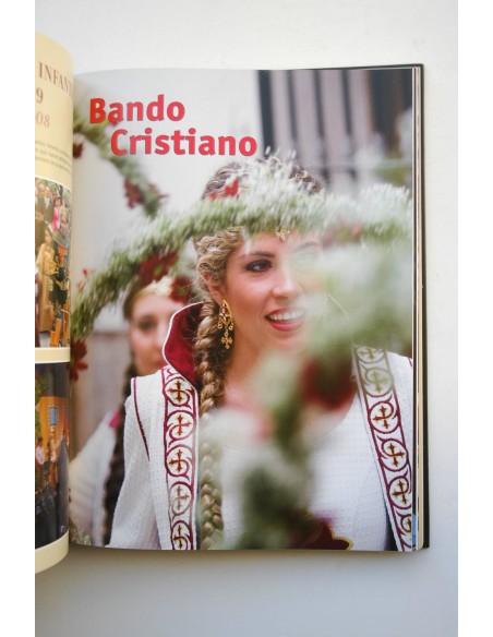 Fiestas en Honor a la Santísima y Vera Cruz : del 1 al 5 de mayo Moros y Cristianos y Caballos del Vino.  Caravaca de La Cruz