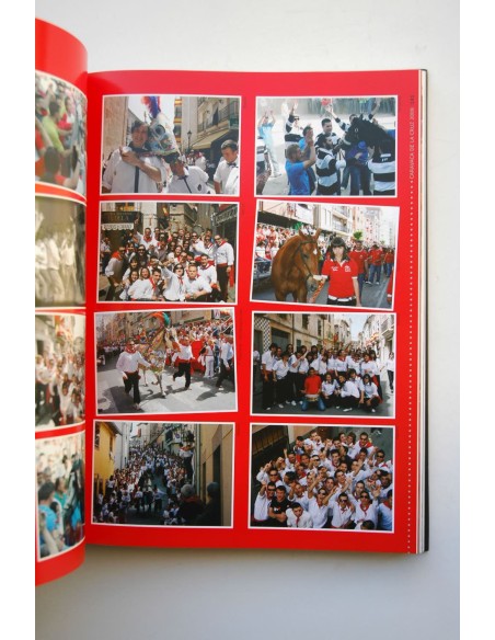 Fiestas en Honor a la Santísima y Vera Cruz : del 1 al 5 de mayo Moros y Cristianos y Caballos del Vino.  Caravaca de La Cruz